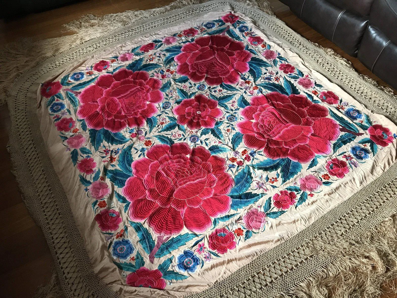 1146 Antique Floral Manila Manton Silk Shawl